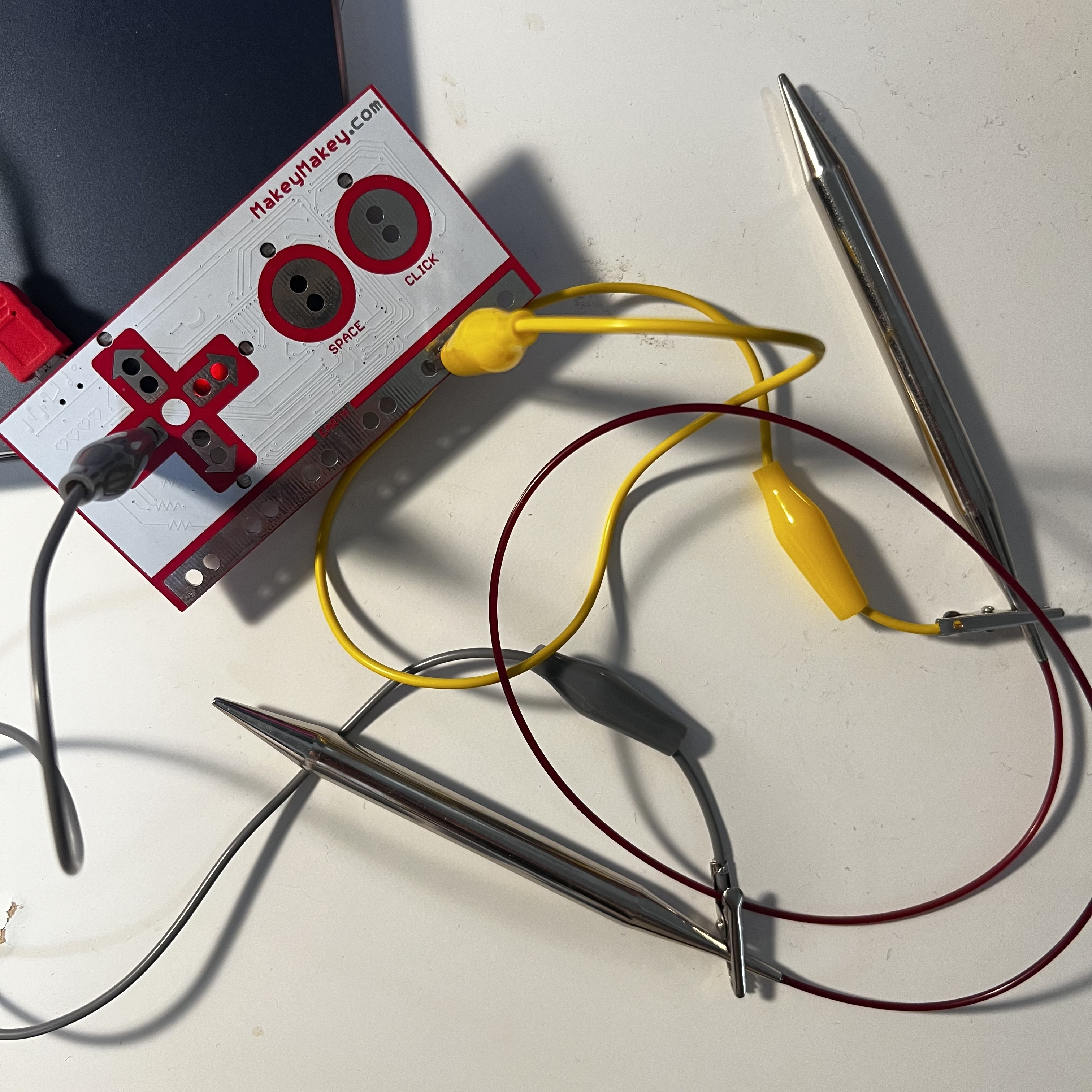 Connecting alligator clips to metal knitting needles